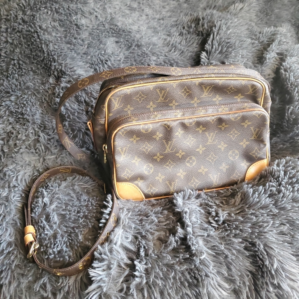 100% Auth Louis Vuitton Nil Cross Body Bag